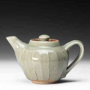 Stoneware fluted celadon glaze
19.5 X 12.5 X 12cm    .7kg