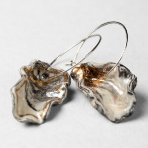 Small oyster hooped earrings
Pair of hooped Nerikomi oyster earings in porcelain and black midfire clays, with gold lustre highlights
2.2 X 3.5 X 1.2cm     $70