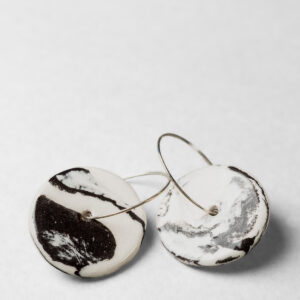 Medium Nerikomi hooped earings
Pair of glazed ceramic round hooped earings in porcelain and black midfire clays. Middle fixing
2.8 X 2.8 X 0.2cm     $65