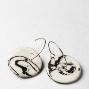Medium Nerikomi hooped earings
Pair of glazed ceramic round hooped earings in porcelain and black midfire clays. Middle fixing
2.8 X 2.8 X 0.2cm     $65