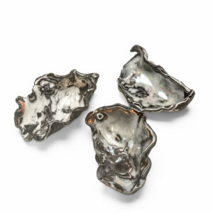 Black/white Nerikomi oyster set
Set of 3 Nerikomi oysters in poreclain and black midfire clay 
12 X 11 X 3cm     $120