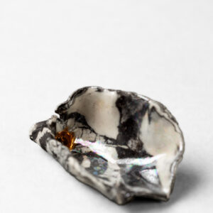 Small Nerikomi oyster pendant
Ceramic Nerikomi oyster pendant in porcelain and blackmidfire clays, with gold lustre highlights; no chain
2.8 X 4.5 X 1.8cm     $70