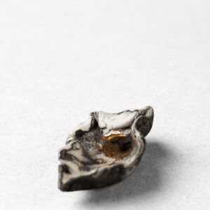 Small Nerikomi oyster pendant
Ceramic Nerikomi oyster pendant in porcelain and blackmidfire clays, with gold lustre highlights; no chain
1.2 X 2.5 X 1.1cm     $55